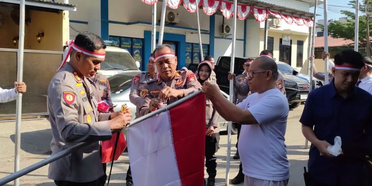 Kapolresta Gowa Turun Langsung Bagi dan Pasang Bendera Merah Putih di Rumah Warga