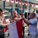 Kapolresta Gowa Turun Langsung Bagi dan Pasang Bendera Merah Putih di Rumah Warga