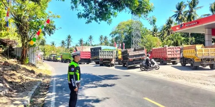 Antisipasi Kemacetan Panjang, Sat Lantas Polres Enrekang Lakukan Gatur di Depan di SPBU