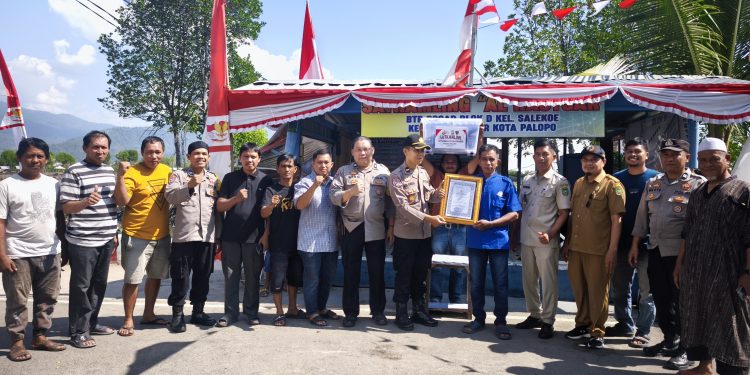 Polres Palopo Serahkan Hadiah Juara Sat Kamling Kepada Kelurahan Salekoe