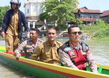 Tak Sekedar Jaga Kamtibmas, Kapolres Wajo Turun Langsung Bagikan Bantuan ke Warga TPI 45