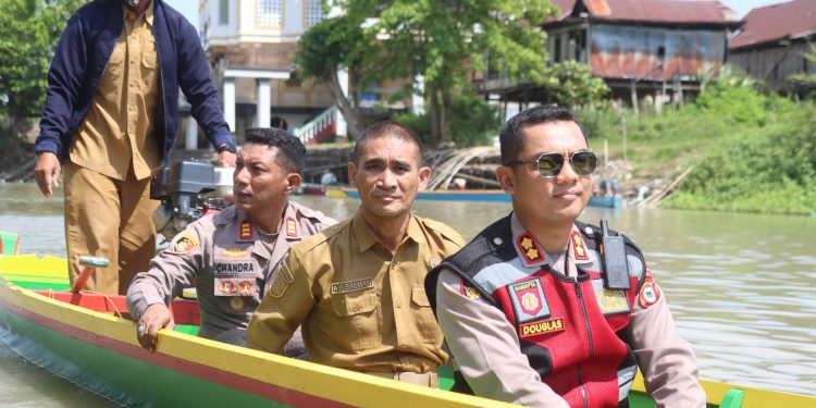 Tak Sekedar Jaga Kamtibmas, Kapolres Wajo Turun Langsung Bagikan Bantuan ke Warga TPI 45