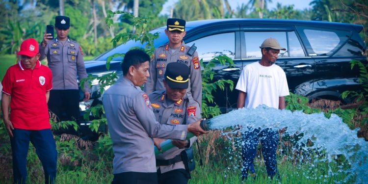 Kapolres Luwu Turunkan Mobil Water Canon Untuk Bantu Petani di Tengah Kekeringan