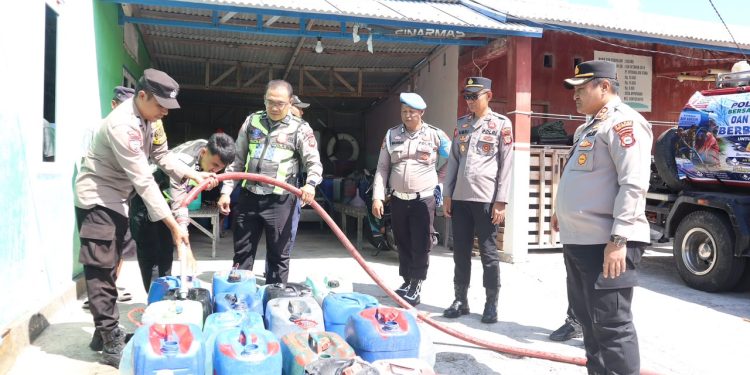 Kemarau Melanda Appatanah, Kapolres Selayar Lansung Sigap Bantu Air Bersih ke Masyarakat
