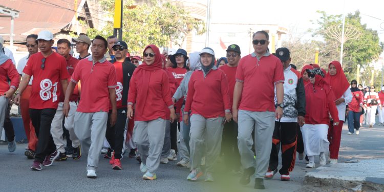Semarak Kemerdekaan, Kapolres Sidrap bersama Ketua Bhayangkari Meramaikan Jalan Santai