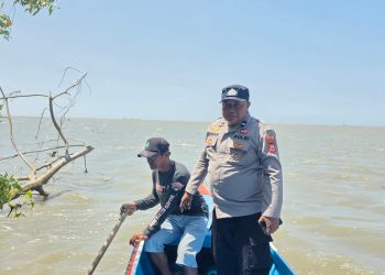 Pastikan Situasi Aman, Personel Polsek Sajoanging Pantau Pergerakan Air Laut di Pesisir