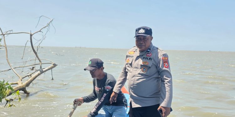 Pastikan Situasi Aman, Personel Polsek Sajoanging Pantau Pergerakan Air Laut di Pesisir