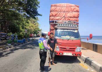 Personel Satlantas Polres Parepare Tegur Sopir Truk Yang Bawa Muatan Melebihi Kapasitas