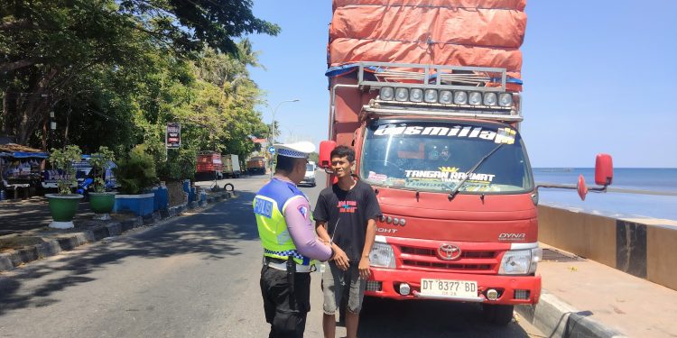 Personel Satlantas Polres Parepare Tegur Sopir Truk Yang Bawa Muatan Melebihi Kapasitas