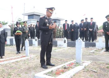 Kapolres Wajo bersama Forkopimda Ziarah dan Tabur Bunga di Makam Pahlawan Jelang HUT ke-81 RI