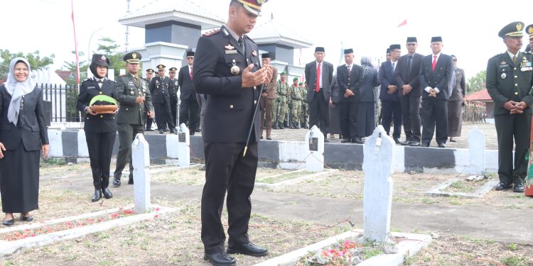 Kapolres Wajo bersama Forkopimda Ziarah dan Tabur Bunga di Makam Pahlawan Jelang HUT ke-81 RI