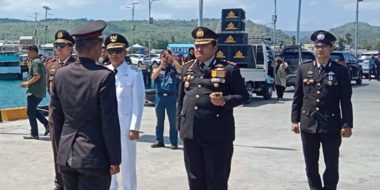 Peringati HUT RI ke-81, Kapolres Selayar Pimpin Upacara Tabur Bunga di Dermaga Pelabuhan Benteng