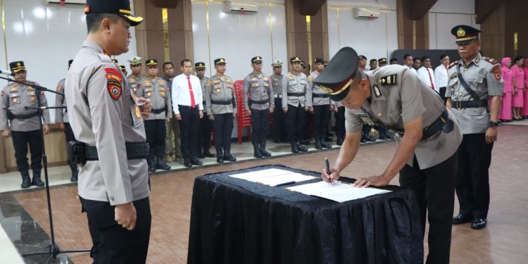 Kapolres Palopo Pimpin Pelantikan Kabag Log dan Kasat Binmas