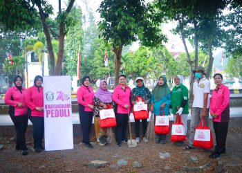Ketua Bhayangkari Cabang Luwu Hadir Bagi Sembako ke Petugas Kebersihan