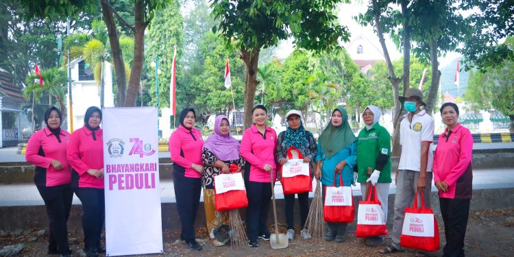 Ketua Bhayangkari Cabang Luwu Hadir Bagi Sembako ke Petugas Kebersihan