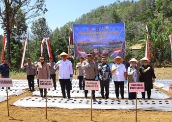 Kapolda Sulsel Pimpin Penanaman Bawang Putih dan Ground Breaking Gudang Ketahanan Pangan Polri