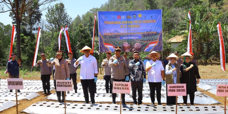 Kapolda Sulsel Pimpin Penanaman Bawang Putih dan Ground Breaking Gudang Ketahanan Pangan Polri