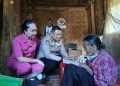 Kapolres Toraja Utara dan Ketua Bhayangkari Berbagi Kasih Kepada Dua Lansia di Kesu