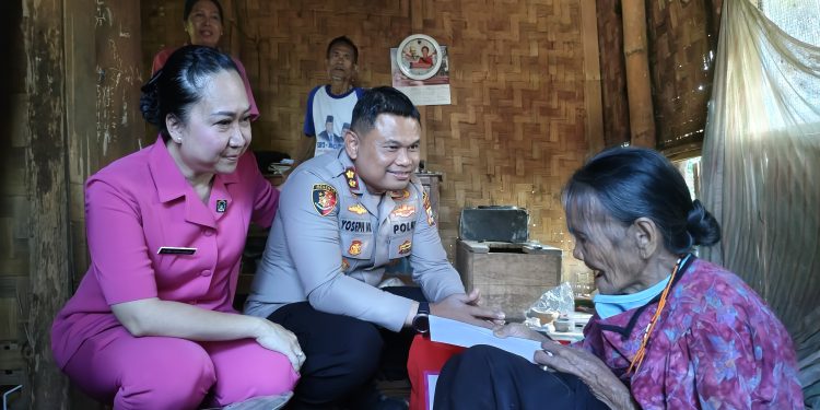 Kapolres Toraja Utara dan Ketua Bhayangkari Berbagi Kasih Kepada Dua Lansia di Kesu