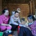 Kapolres Toraja Utara dan Ketua Bhayangkari Berbagi Kasih Kepada Dua Lansia di Kesu