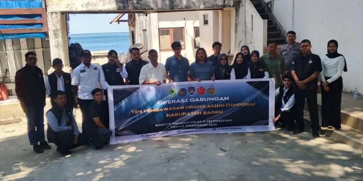 Polri Bersama Instansi Terkait di Barru Gelar Operasi Gabungan Pengawasan Keimigrasian di PT TOM