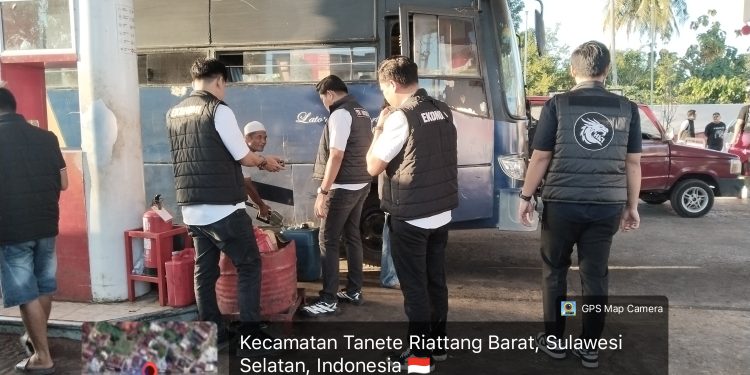 Cegah Penyalahgunaan BBM dan LPG 3 Kg, Sat Reskrim Polres Bone Turun ke SPBU dan Tempat Usaha