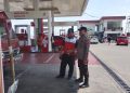 Cegah Kemacetan, Personel Polsek Tanasitolo Imbau Warga Tertib Antri di SPBU Empagae