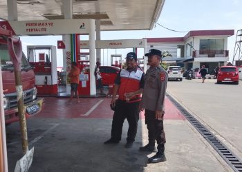 Cegah Kemacetan, Personel Polsek Tanasitolo Imbau Warga Tertib Antri di SPBU Empagae