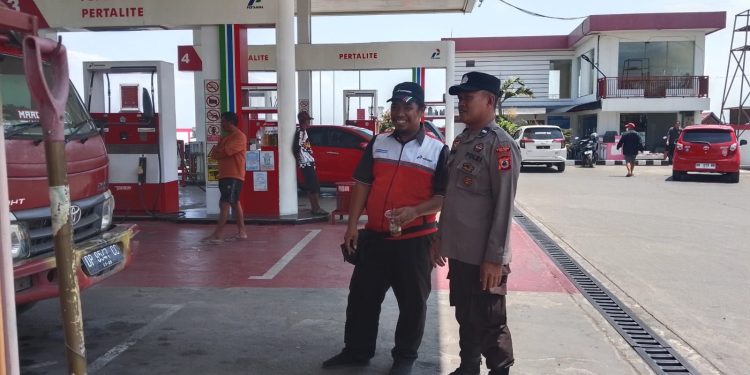 Cegah Kemacetan, Personel Polsek Tanasitolo Imbau Warga Tertib Antri di SPBU Empagae