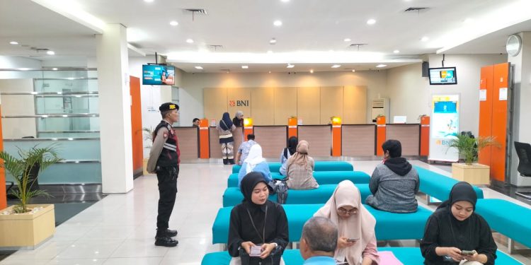 Pam Obvit Polres Parepare Lakukan Pengamanan di Bank BNI, Pantau Nasabah Hingga Area ATM