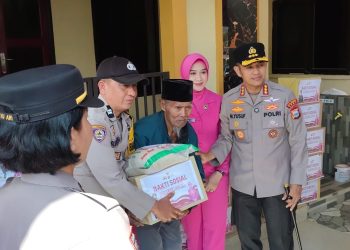 Kapolresta Gowa Bersama Tripika Tombolopao Bagi Bantuan ke Warga