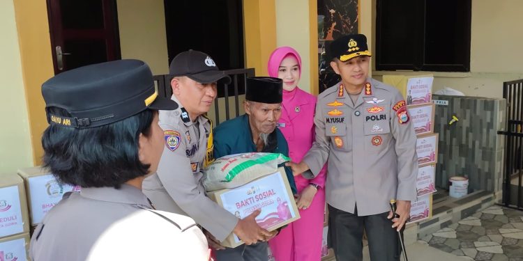 Kapolresta Gowa Bersama Tripika Tombolopao Bagi Bantuan ke Warga