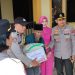 Kapolresta Gowa Bersama Tripika Tombolopao Bagi Bantuan ke Warga