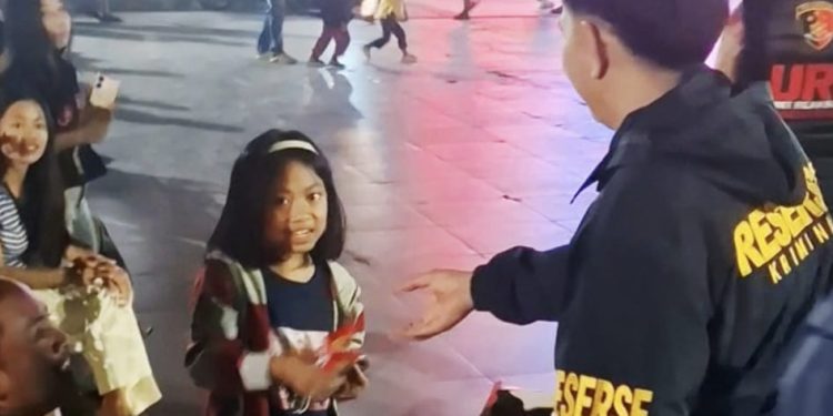 Sat Reskrim Polres Toraja Utara Berbagi ke Anak-Anak Sembari Pantau Kamtibmas