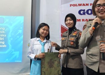 Sambut Hari Jadi ke-78, Polwan Polres Toraja Utara Edukasi Siswa SMA Pelita Rantepao