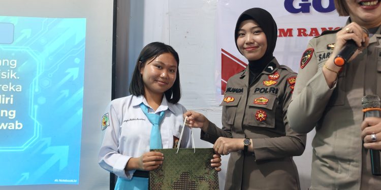 Sambut Hari Jadi ke-78, Polwan Polres Toraja Utara Edukasi Siswa SMA Pelita Rantepao