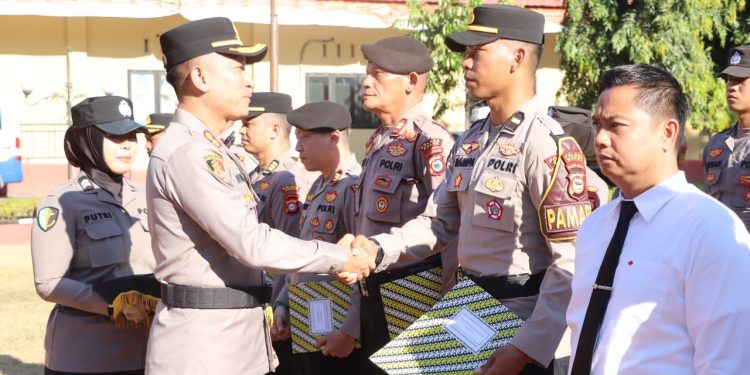 Sukses Jadi Pelaksana Upacara HUT RI ke-81 Tingkat Kabupaten, Kapolres Maros Beri Penghargaan Personel