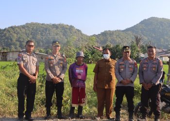 Menjawab Keluhan di Tengah Kekeringan, Kapolres Luwu Turun Membawa Air untuk Petani