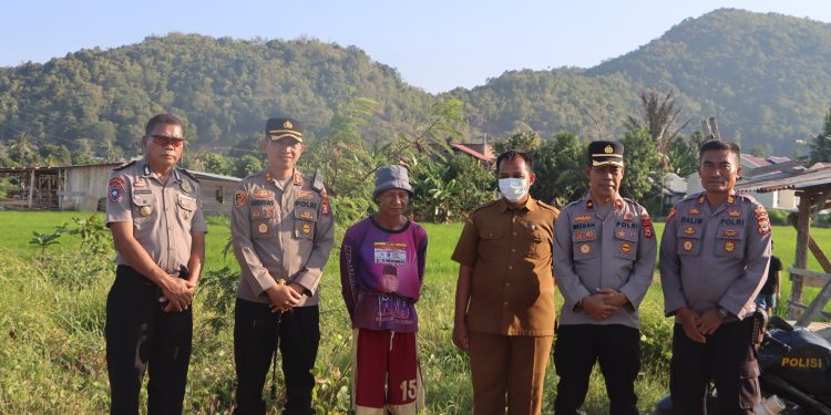 Menjawab Keluhan di Tengah Kekeringan, Kapolres Luwu Turun Membawa Air untuk Petani