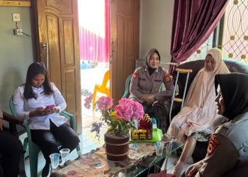 Polwan Polres Palopo Pererat Silaturahmi Melalui Anjangsana Kepada Senior Dan Rekan Yang Sakit