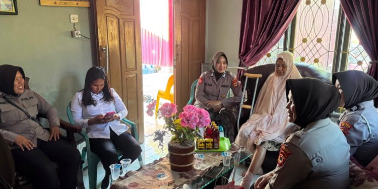 Polwan Polres Palopo Pererat Silaturahmi Melalui Anjangsana Kepada Senior Dan Rekan Yang Sakit