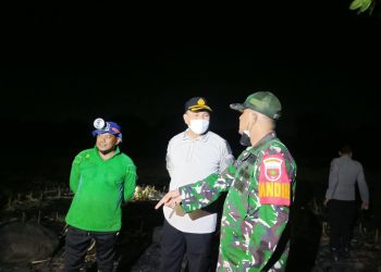 Tak Hanya Mengawal, Kapolres Sidrap Ikut Padamkan Api di Lahan Warga Lainungan