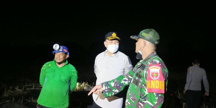 Tak Hanya Mengawal, Kapolres Sidrap Ikut Padamkan Api di Lahan Warga Lainungan