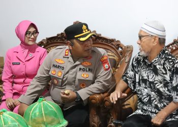 Sambut HKGB ke-74, Kapolres Jeneponto bersama Ketua Bhayangkari Baksos ke Warakawuri