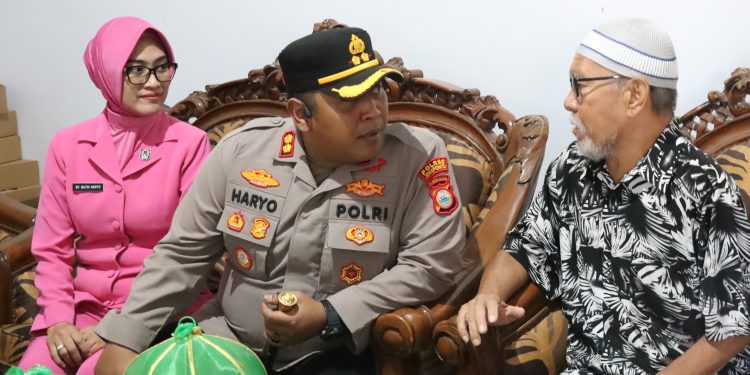 Sambut HKGB ke-74, Kapolres Jeneponto bersama Ketua Bhayangkari Baksos ke Warakawuri
