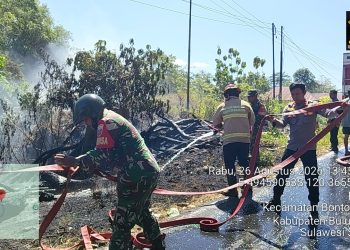 Gerak Cepat, Polsek Bontobahari Bersama TNI dan Damkar Padamkan Kebakaran Lahan