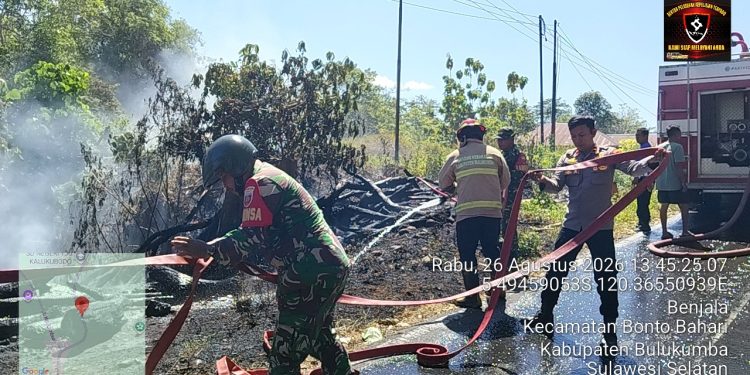 Gerak Cepat, Polsek Bontobahari Bersama TNI dan Damkar Padamkan Kebakaran Lahan