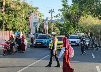 Satlantas Polres Parepare Bantu Anak Sekolah Menyeberang Jalan di Pagi Hari