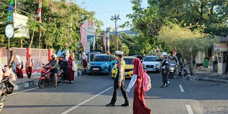 Satlantas Polres Parepare Bantu Anak Sekolah Menyeberang Jalan di Pagi Hari