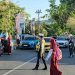 Satlantas Polres Parepare Bantu Anak Sekolah Menyeberang Jalan di Pagi Hari